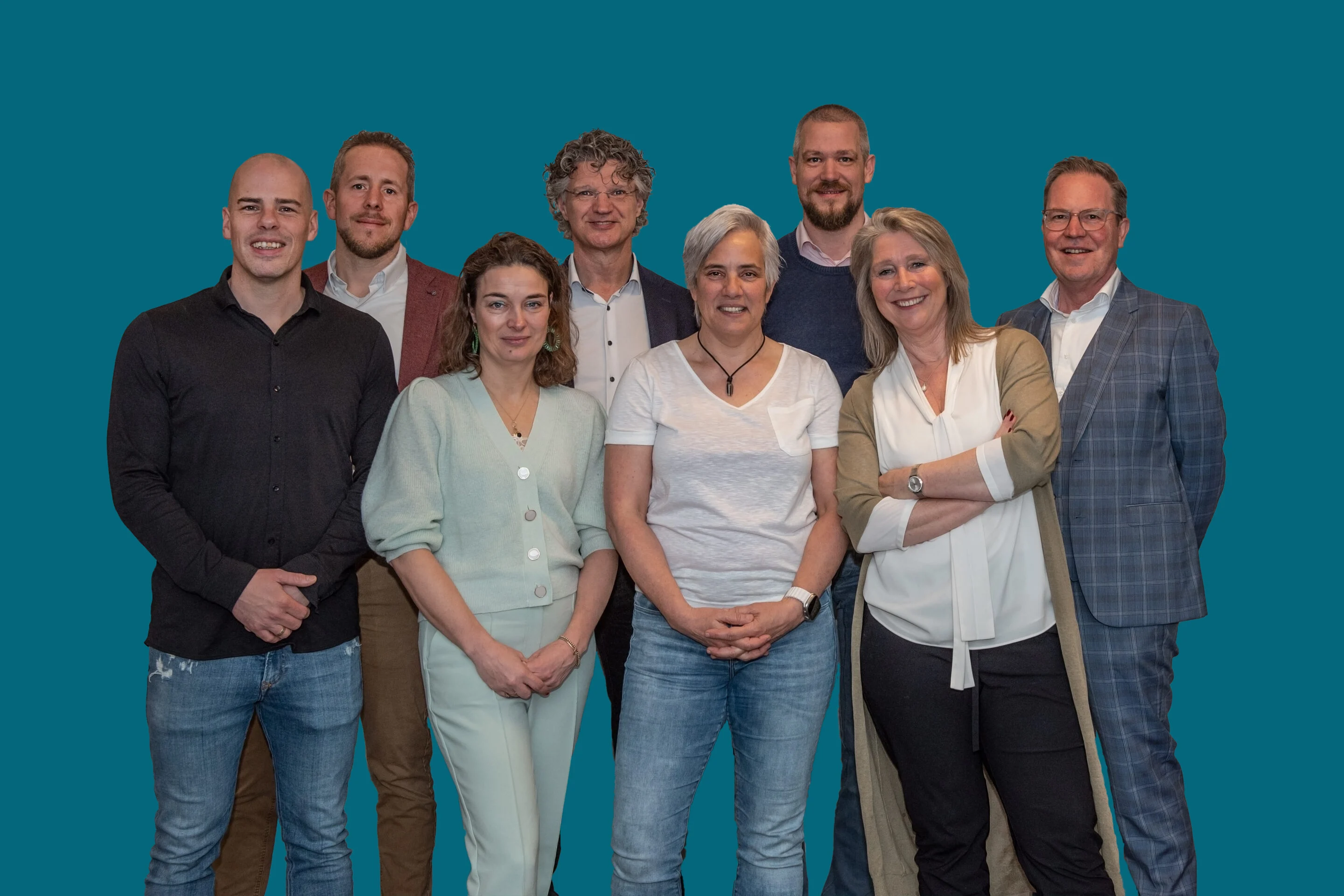 Groepsfoto partners achtergrond blauw Groepsfoto partners achtergrond blauw